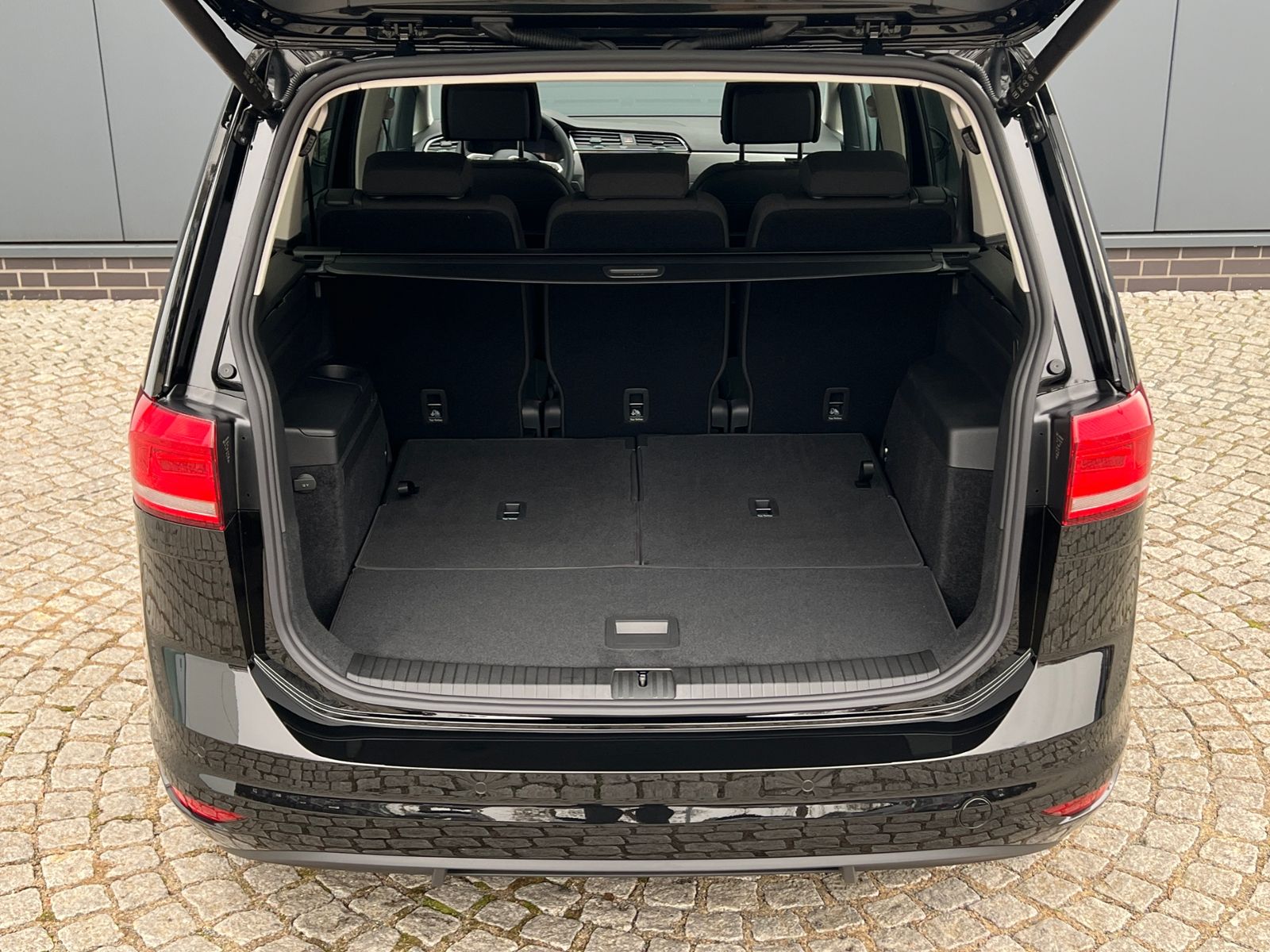 Fahrzeugabbildung Volkswagen Touran Comfortline 1.5 TSI DSG *LED, AHK, 7 Sitz