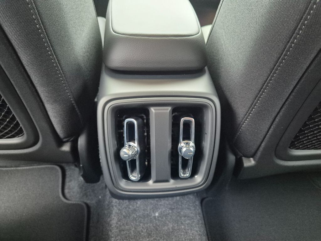 Fahrzeugabbildung Volvo XC40 B3 B DKG Core+BusinessPak+Allwetter+SOFORT