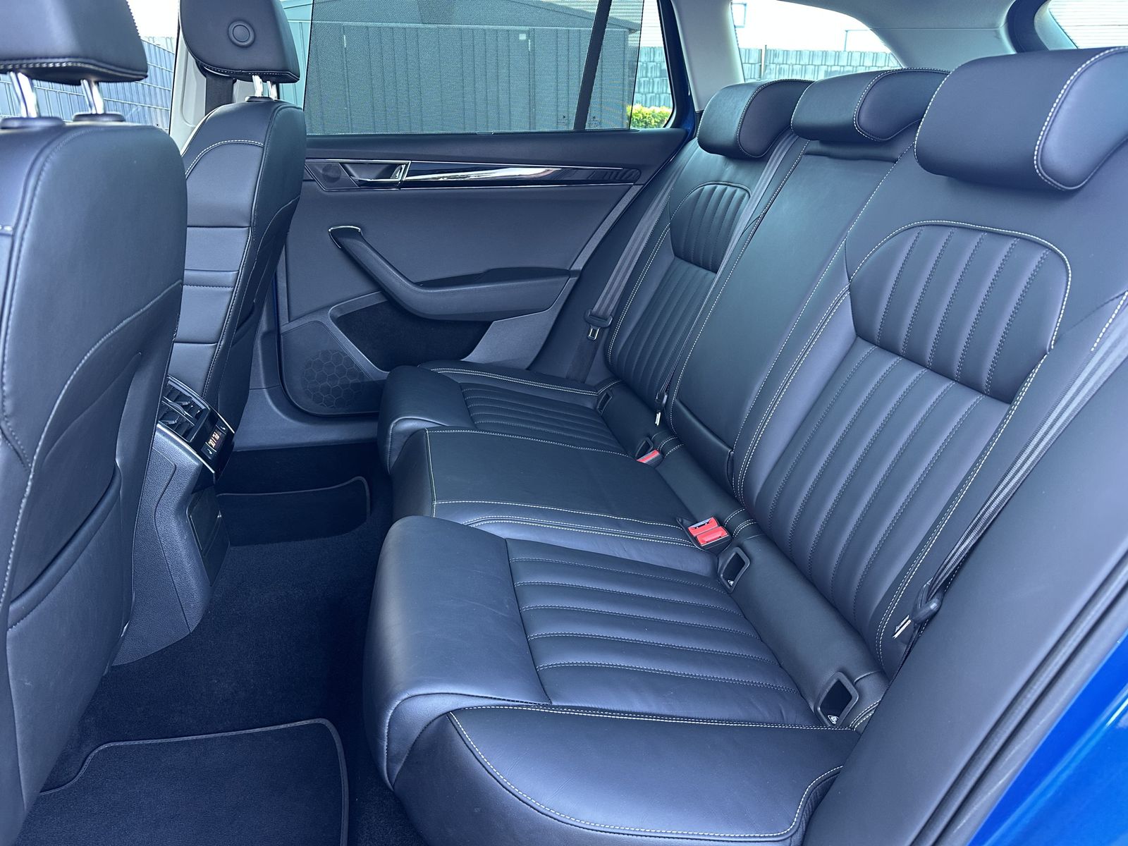 Fahrzeugabbildung SKODA Superb Combi 1.4 TSI iV DSG L&K NAV+LED+AHK+PANO