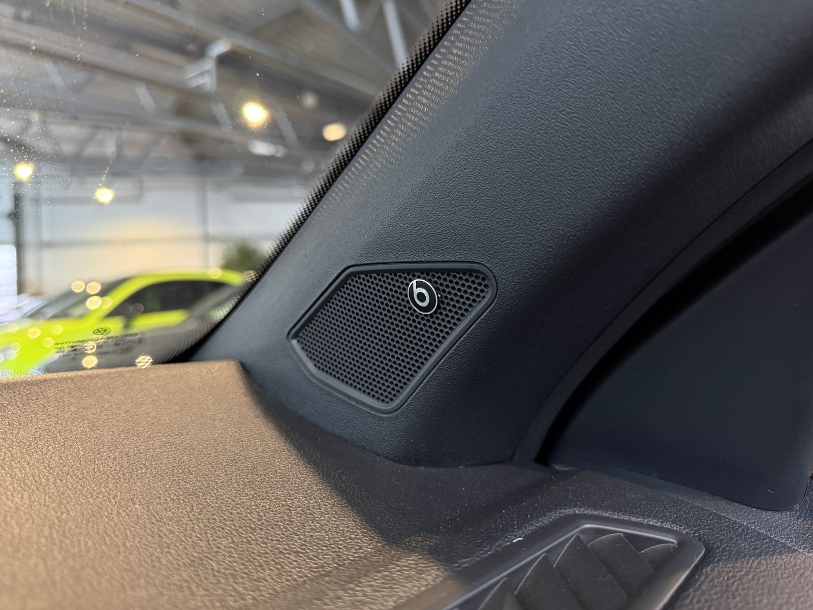 Fahrzeugabbildung Volkswagen T-Roc Cabrio R-Line Black AHK BEATS 8-FACH BEREI