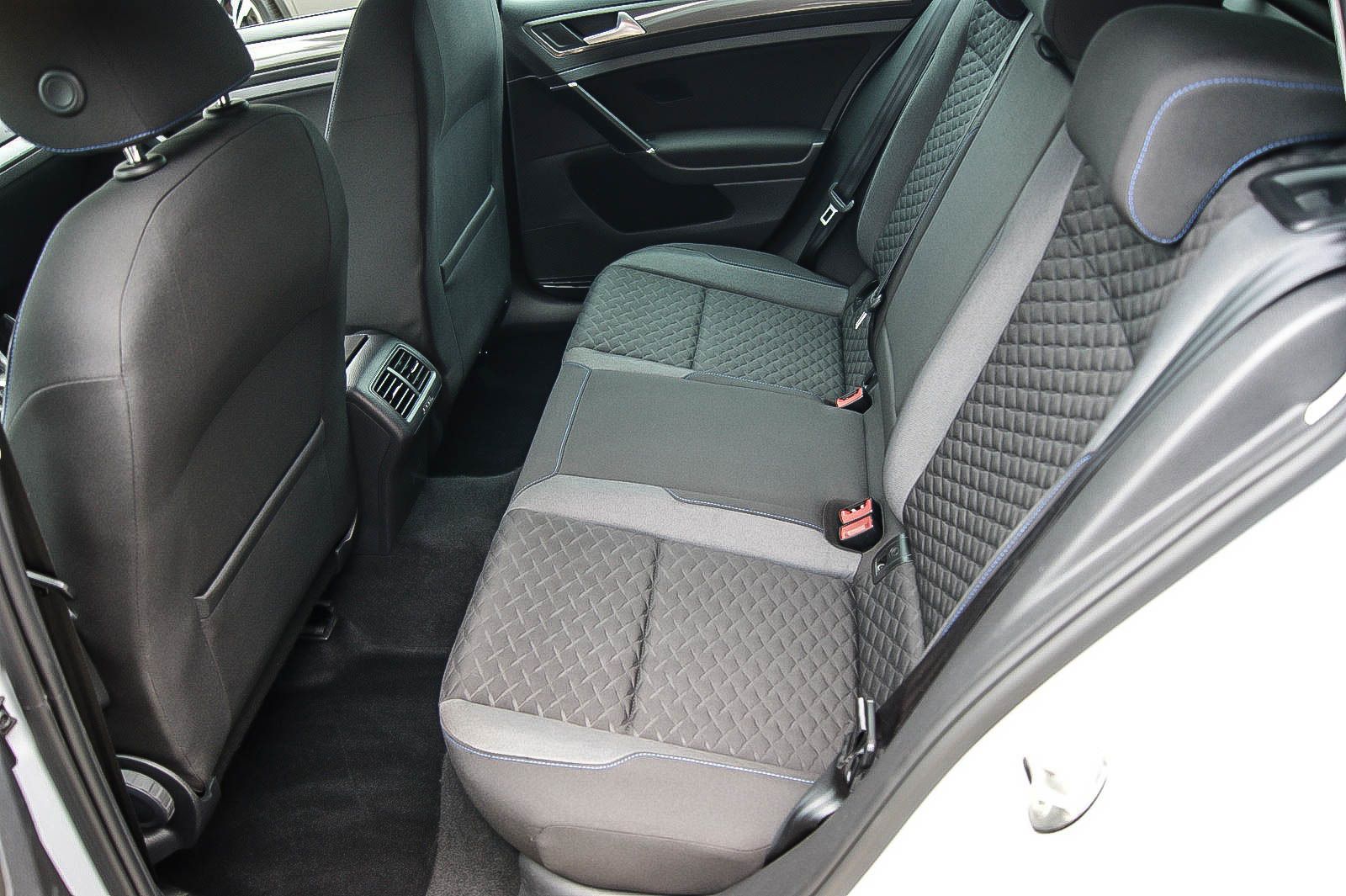 Fahrzeugabbildung Volkswagen Golf VII Variant 14TSI DSG JOIN ANHZV KAMERA PDC