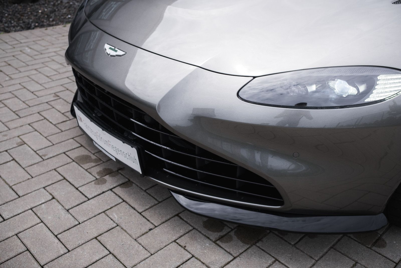 Fahrzeugabbildung Aston Martin V8 Vantage-Roadster-AM Spezialfarbe-Sport Plus.