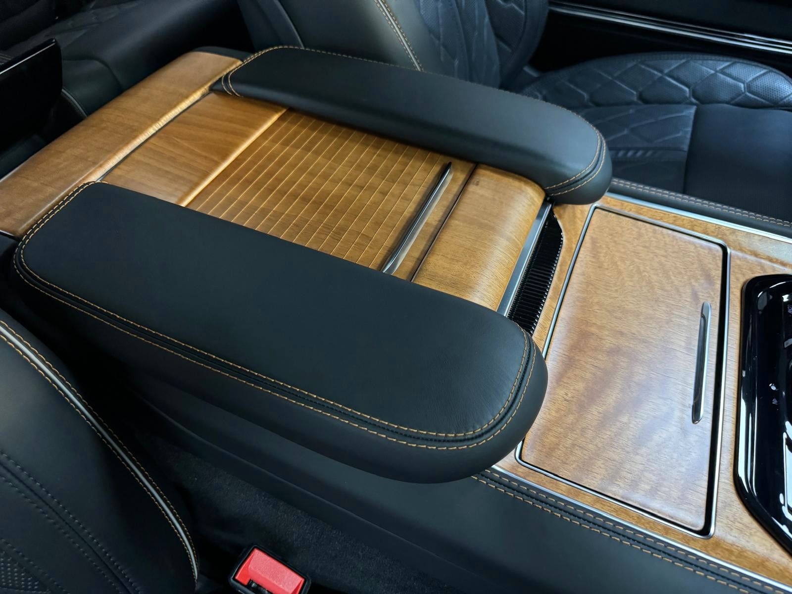 Fahrzeugabbildung Jeep GRAND WAGONEER SER. III BLACK LINE-24"6.4L V-8 .
