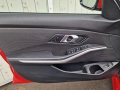 Fahrzeugabbildung BMW 320dA xDrive Touring Navi LED SiHz Tempo PDC AHK
