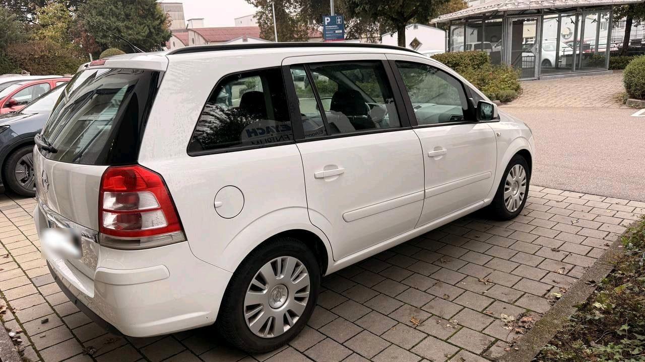 Opel Zafira 2012 — photo 8