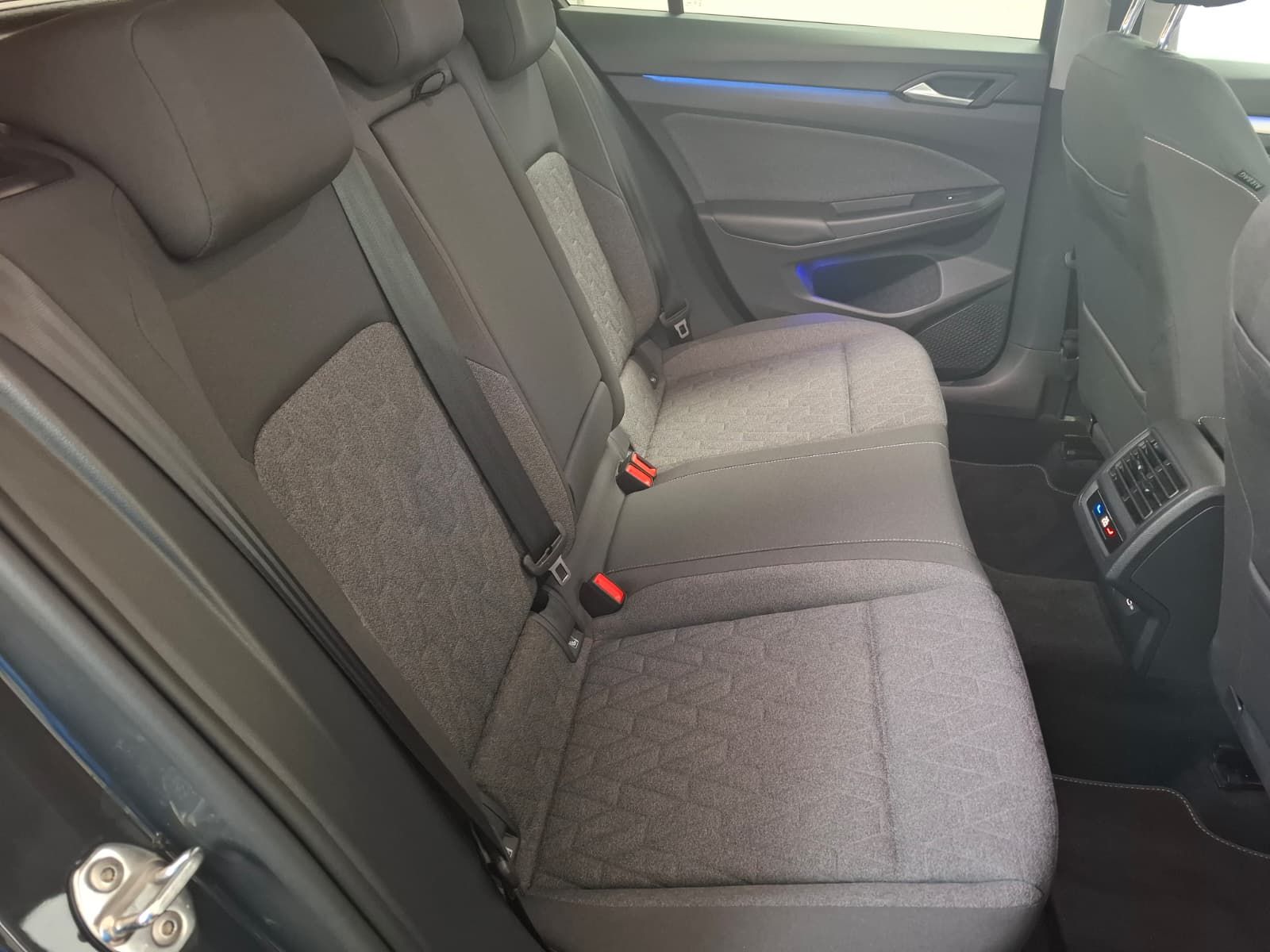 Fahrzeugabbildung Volkswagen Golf VIII Lim. Move 1,0 TSI +Kamera +Sitzheizung