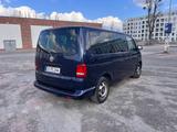 Volkswagen T5 Caravelle - blaue Volkswagen T5 Caravelle