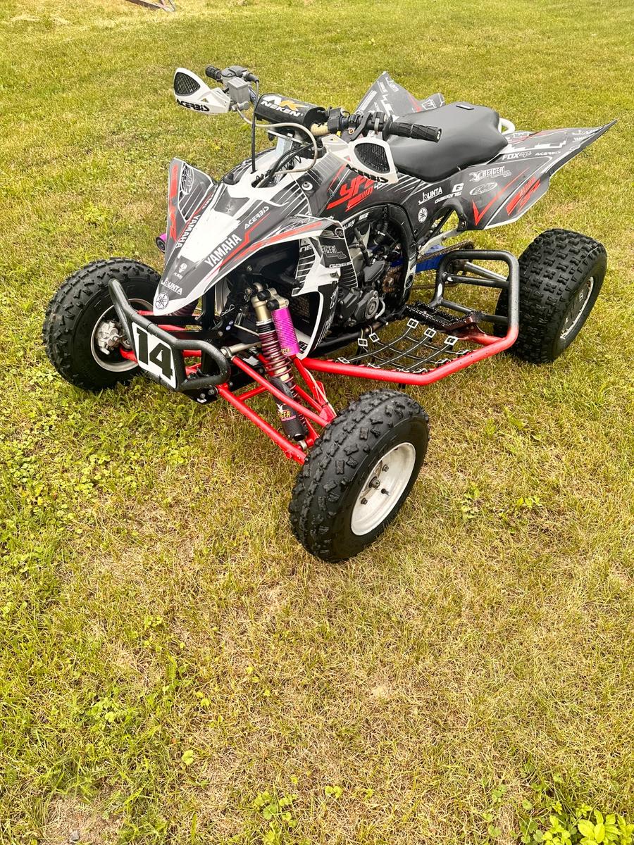 Yamaha YFZ 2013 — вигляд ззаду