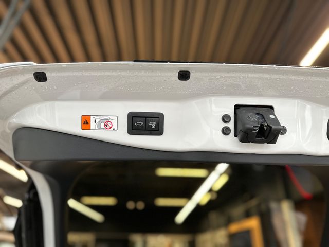 Toyota C-HR Hybrid FWD 2,0 L Black&White