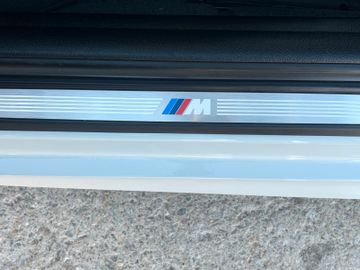 Fahrzeugabbildung BMW 220i Steptronic M Sport Shadow Navi HiFi Leder