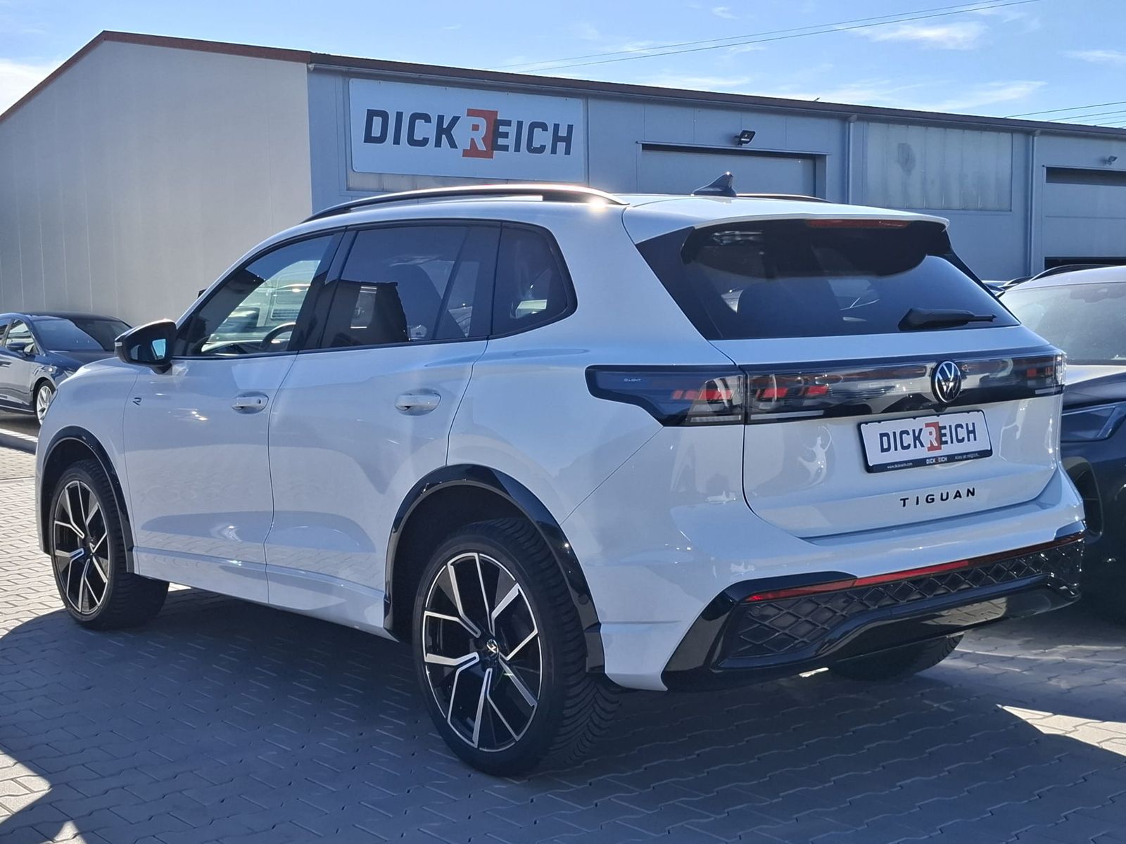 Fahrzeugabbildung Volkswagen Tiguan 2.0 TDI 4M R-Line BLACK*PAN*HK*AHK*MATRIX