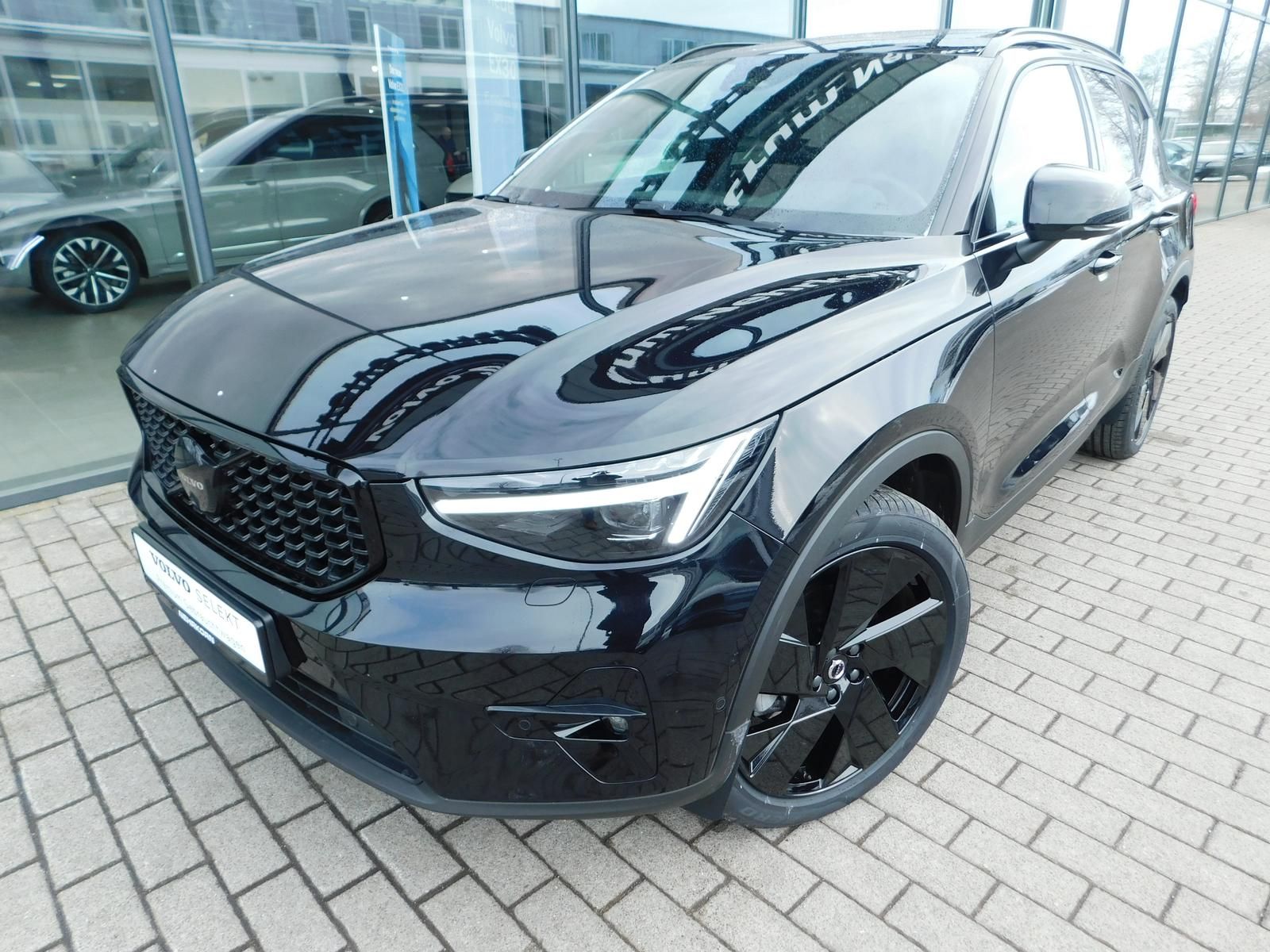 Fahrzeugabbildung Volvo XC40 B3 Ultra Black Editon "Glasdach,360°Cam"