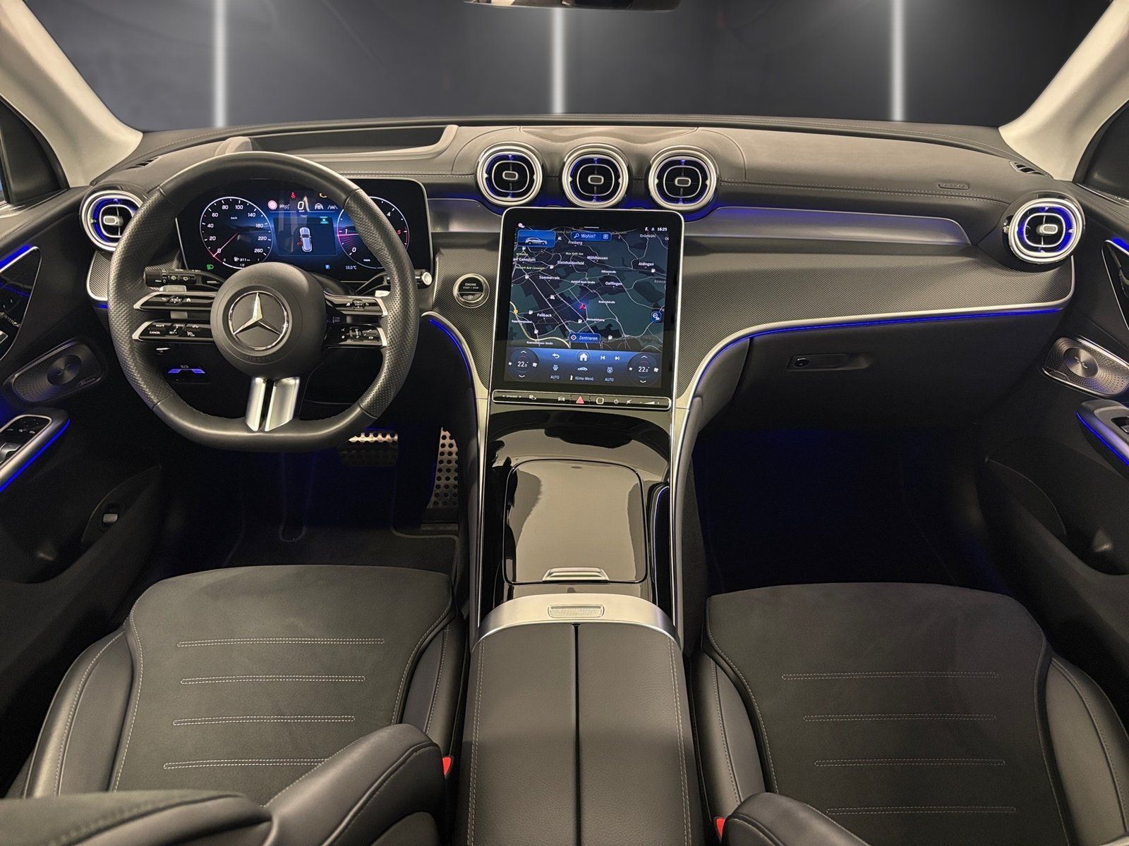 Fahrzeugabbildung Mercedes-Benz GLC 300 d 4M AMG*Airmatic*AHK*HUD*Pano*20"*Distr