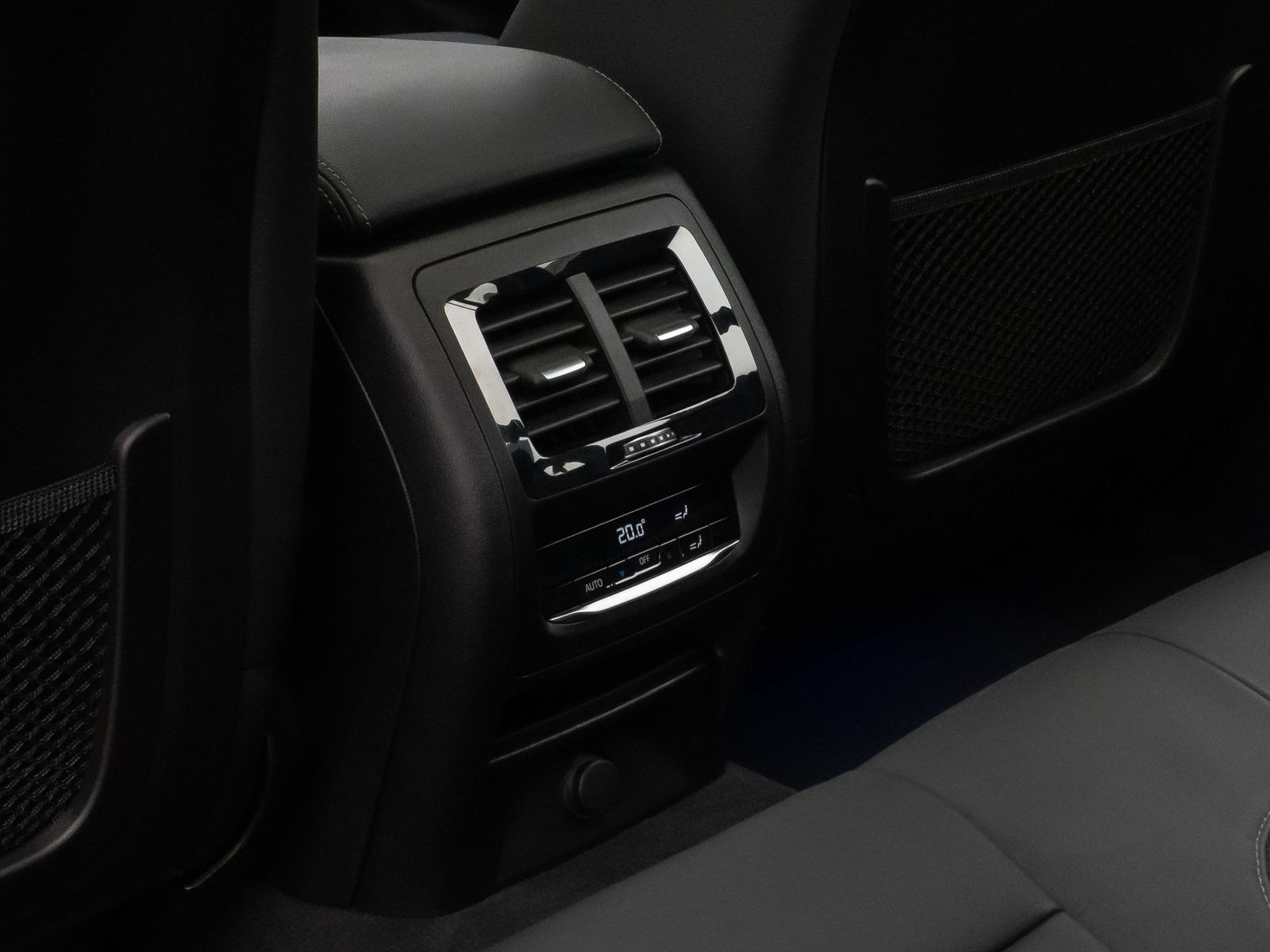 Fahrzeugabbildung BMW X4 xD30i xLine Panorama Kamera HUD HiFi DisplKey