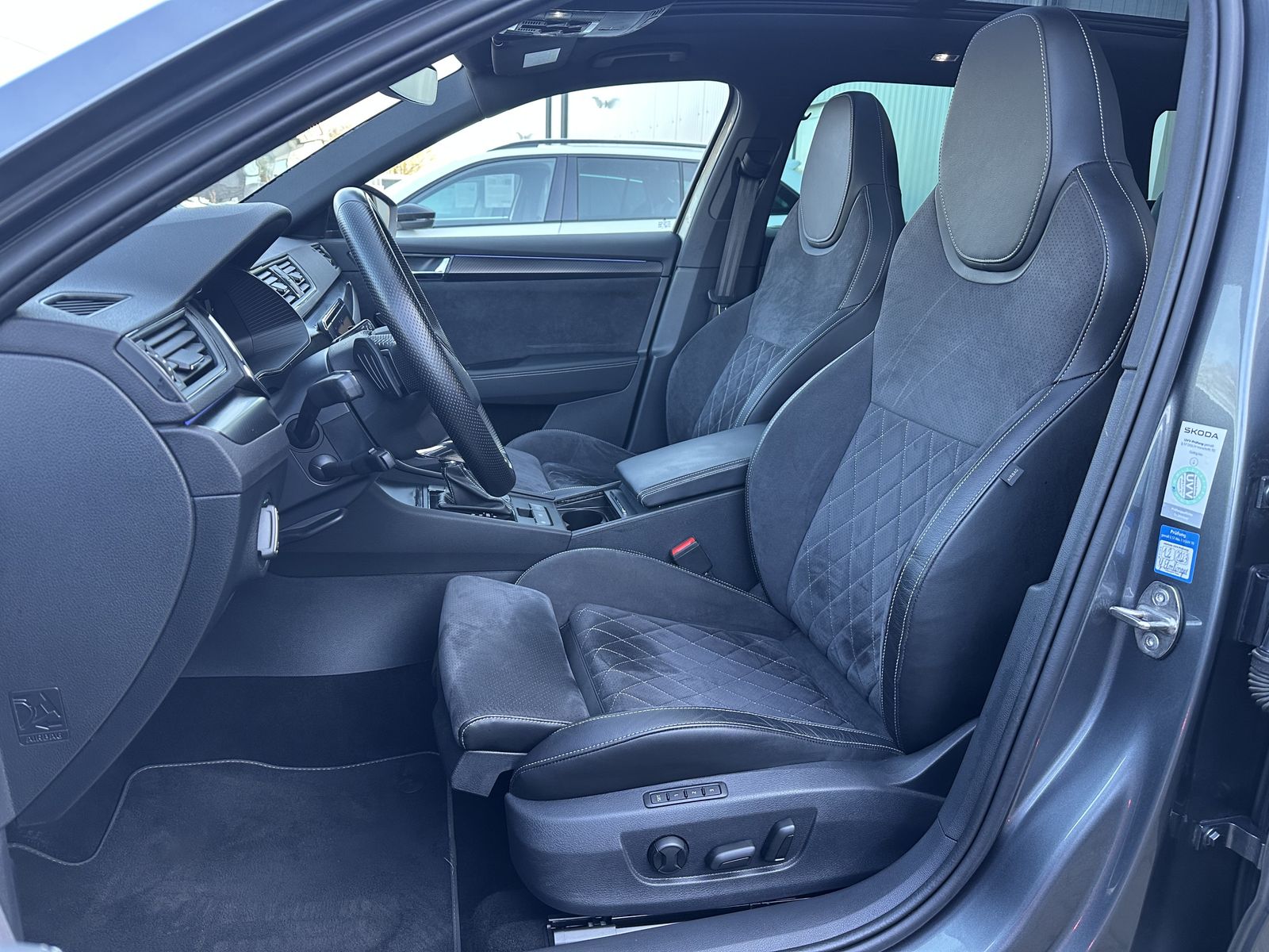 Fahrzeugabbildung SKODA Superb Combi Sportline iV NAV+LED+PANO+19ZO+360°