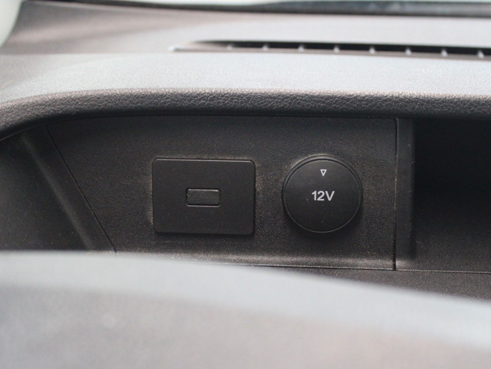 Fahrzeugabbildung Ford Transit Custom TREND L1 Kasten AHK Regale KLIMA