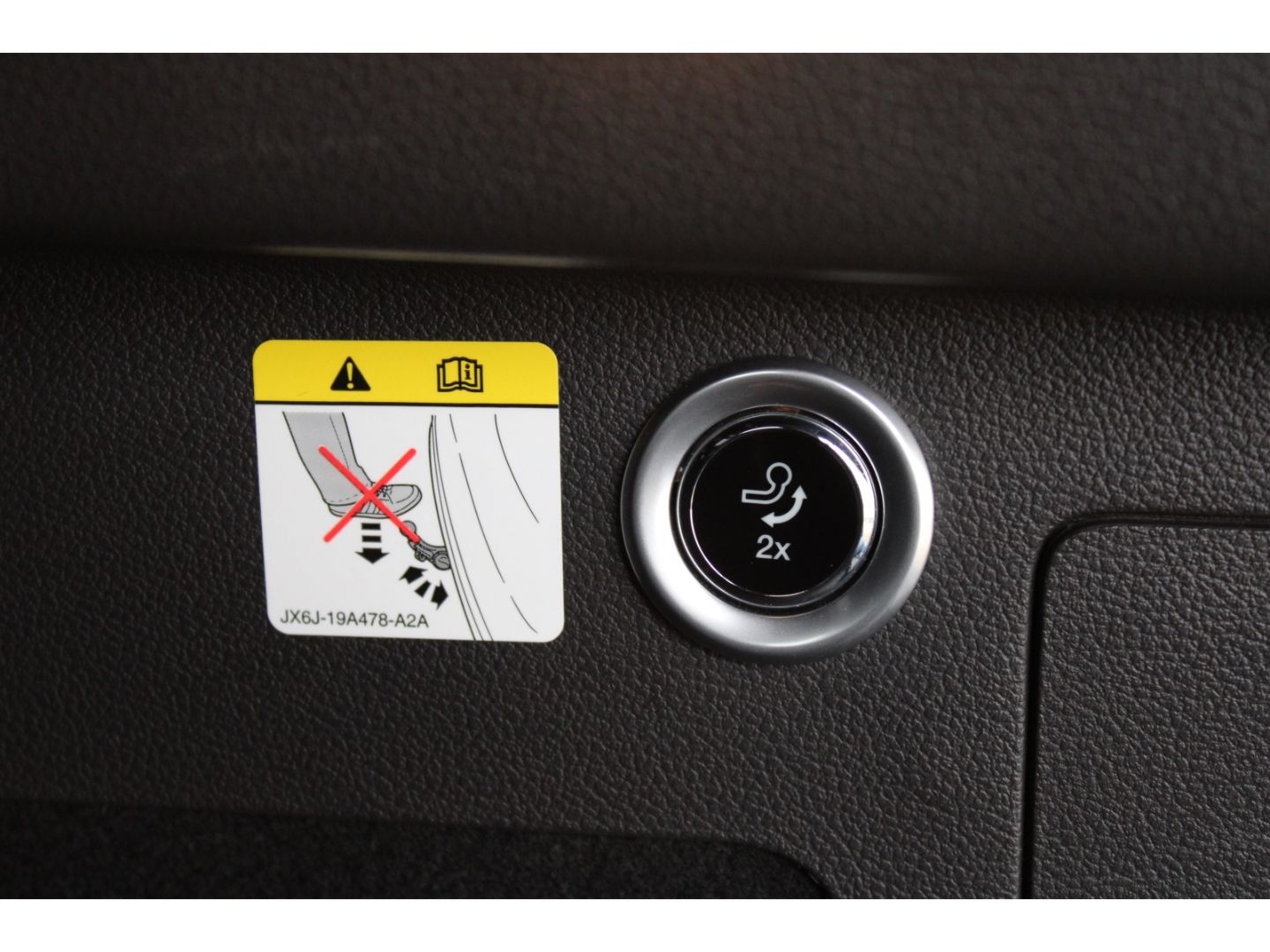 Fahrzeugabbildung Ford Kuga 2.0 TDCi 4x4 ST-Line ACC TWA RFK AHK Xenon
