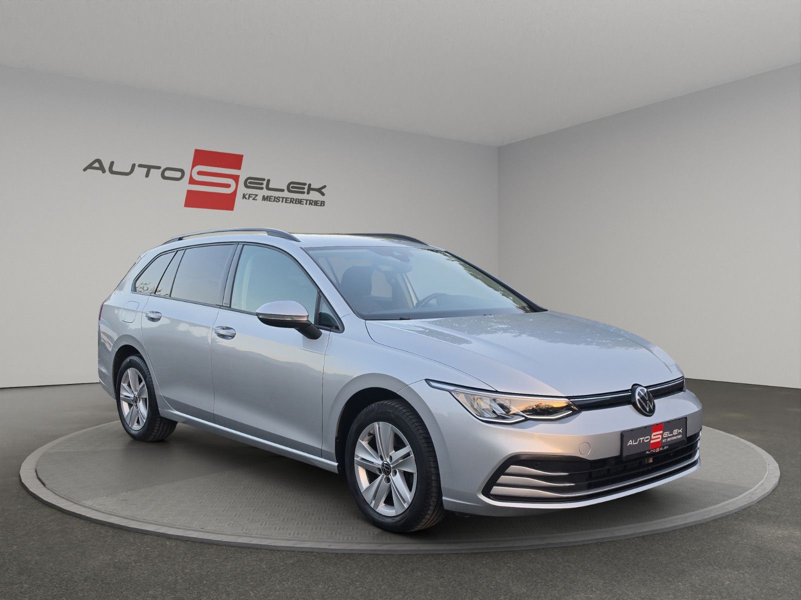Fahrzeugabbildung Volkswagen Golf VIII Variant Life AHK ACC SHZ LED Apple Car