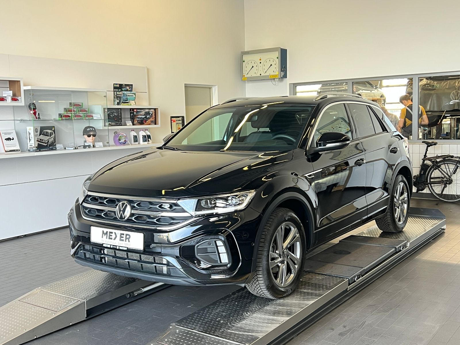 Fahrzeugabbildung Volkswagen T-Roc R-Line 1.5 TSI DSG *AHK, LED, Navi, Kamera