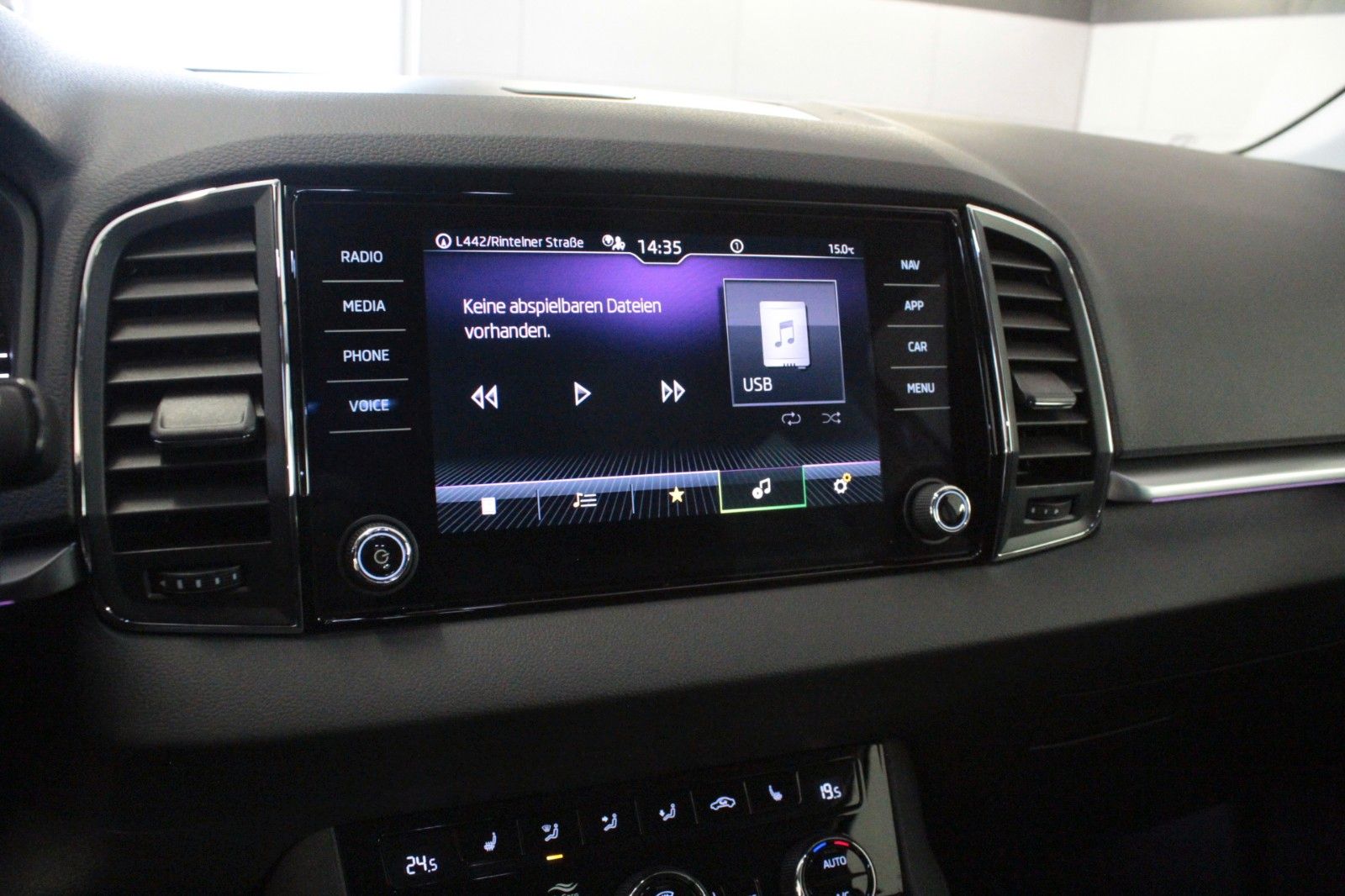 Fahrzeugabbildung SKODA Karoq 1.5l TSI ACT DSG TOUR  AHK schwenkbar