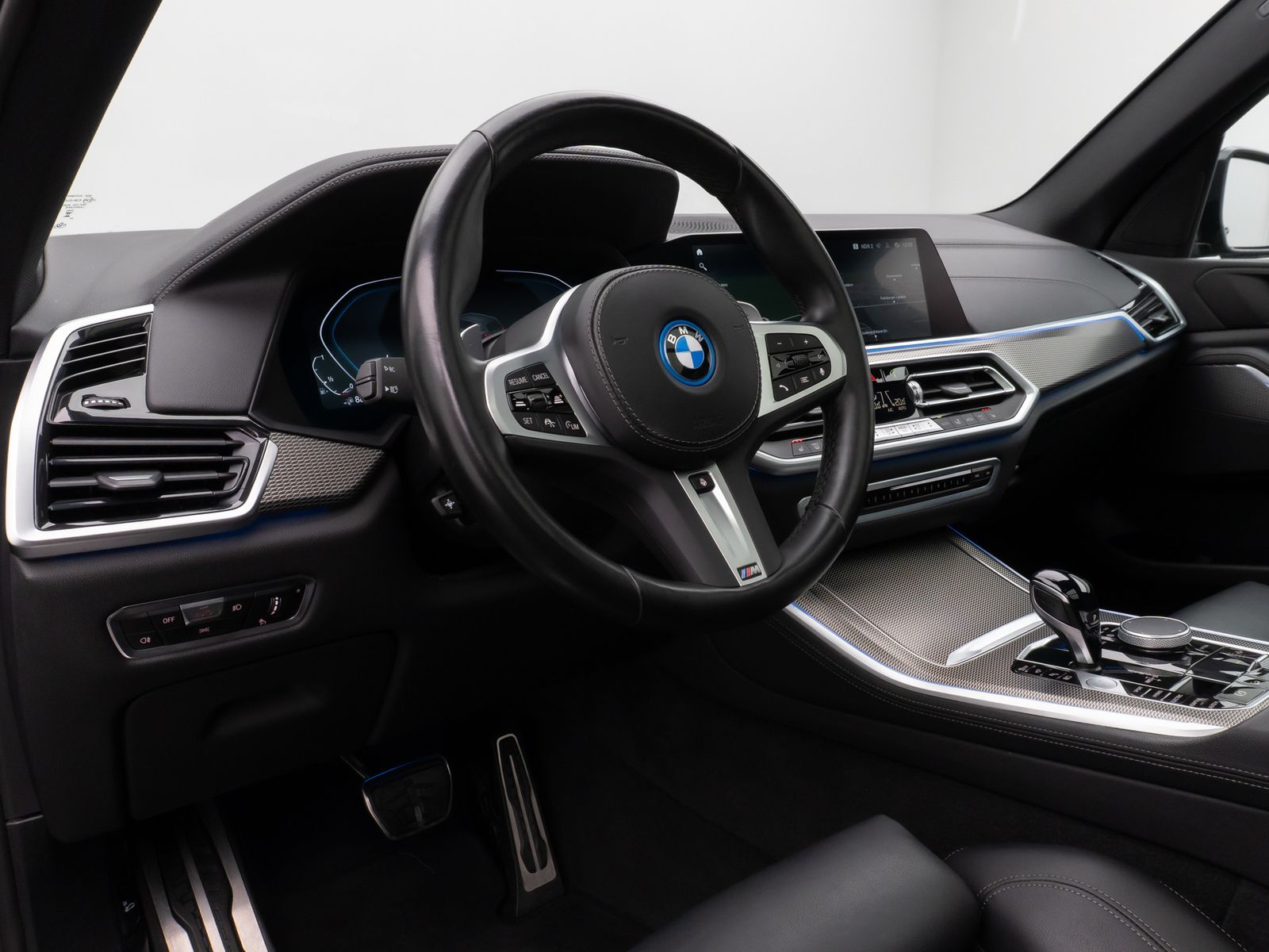 Fahrzeugabbildung BMW X5 xD45e M Sport Panorama 360° HUD DAB HiFi 21"