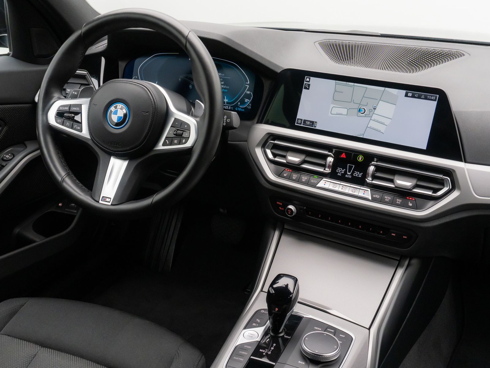 Fahrzeugabbildung BMW 320e Kamera HiFi DAB Alarm AHK Geschwindigkeitsr