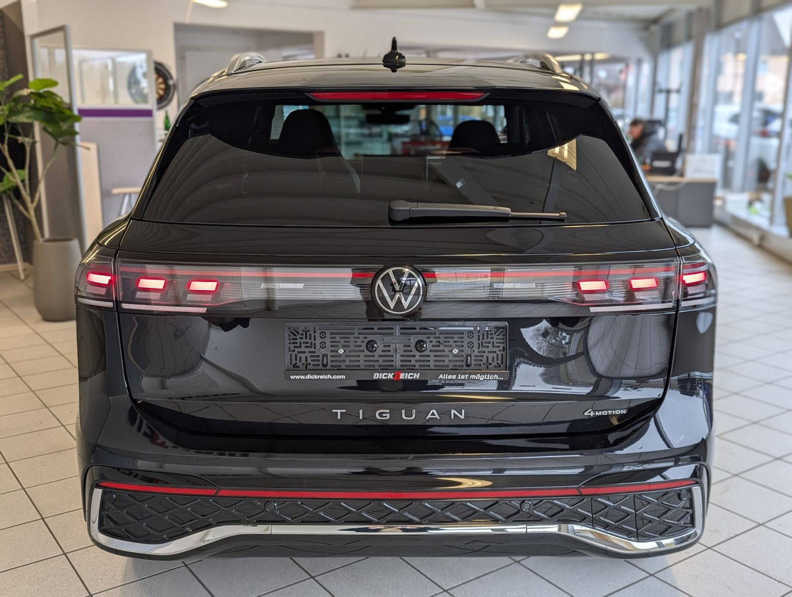 VW Tiguan 2.0TDI R-Line 4M Pano H/K AHK Matrix 20" - Image 6