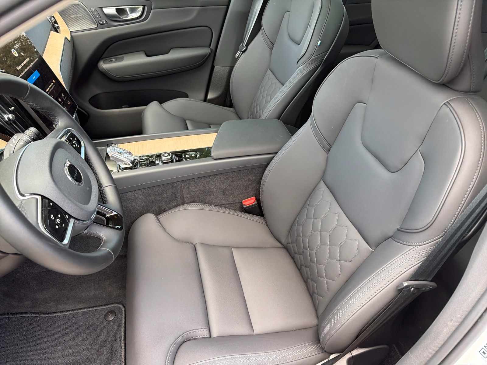 Fahrzeugabbildung Volvo XC60 Plus Dark Rech. Plug-In Hybrid AWD Facelift