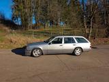 Mercedes-Benz E 220  - Mercedes-Benz E 220 mit Benzin-Antrieb: Kombi