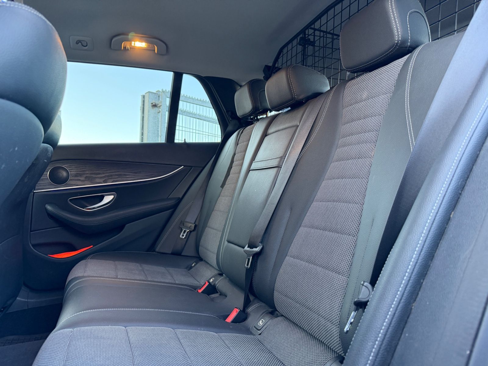 Fahrzeugabbildung Mercedes-Benz E 220 4Matic*MULTIBEAM*360°KAMERA*WIDESCREEN*PDC