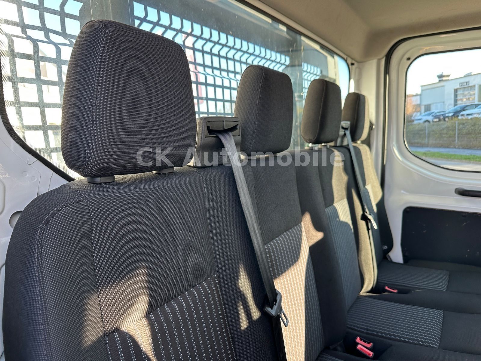 Fahrzeugabbildung Ford Transit Pritsche 350 L2 DoKA/7 Sitze/Klima/AHK