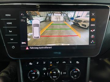 Skoda Superb Combi L&K *PANO*ACC*AHK*LEDER*NAVI*BI-XEN