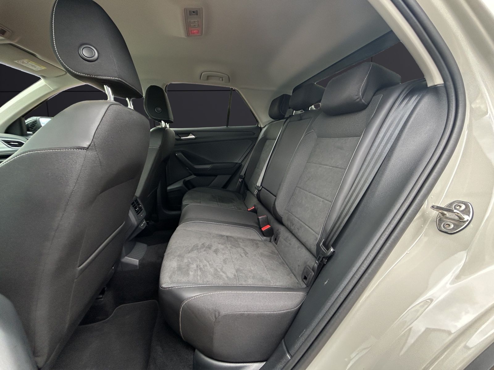 Fahrzeugabbildung Volkswagen T-Roc TSI Style DSG LEDplus CarPlay AID ACC RFK