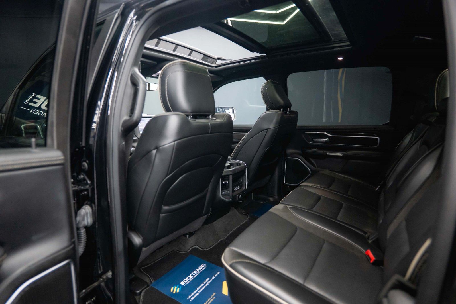 Fahrzeugabbildung Dodge RAM 5.7 V8 HEMI 4x4 Night LARAMIE Pano LED 19%