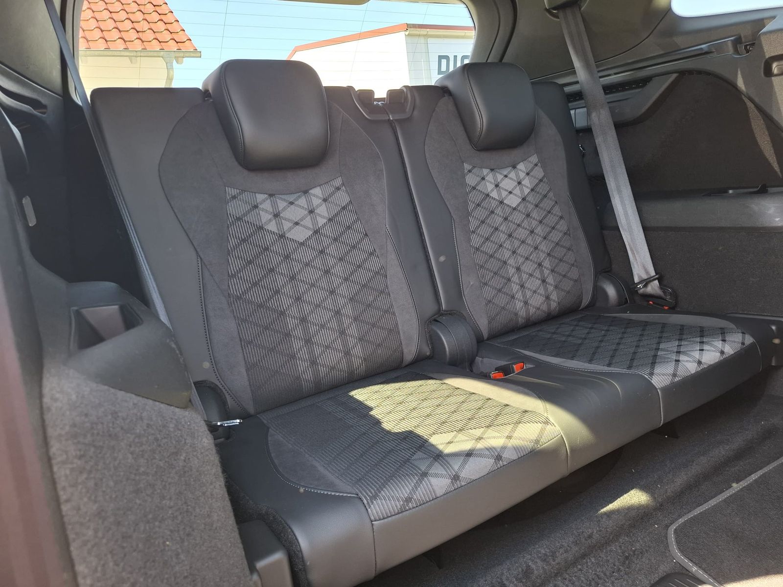 Fahrzeugabbildung Volkswagen Tayron 2.0 TDI 4M R-Line BLACK*7Si*MATRIX*PANO