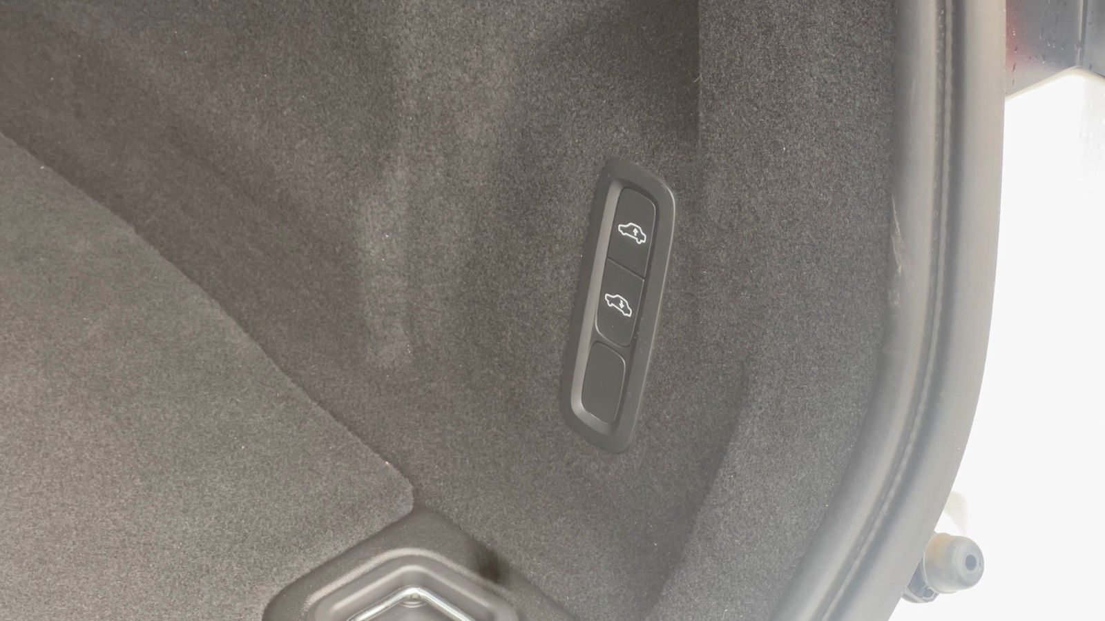 Fahrzeugabbildung Volvo XC60 T8 AWD *LUFT*STHZG*AHK*4x Sitzhzg*22Zoll*