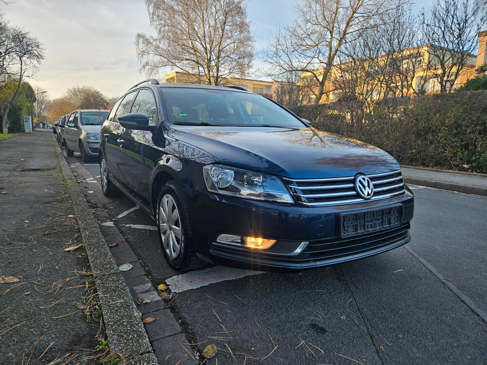 Volkswagen Passat 2011 — rear view