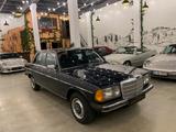 Mercedes-Benz 200 - blaue Mercedes-Benz 200