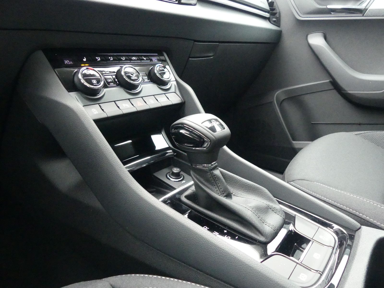 Fahrzeugabbildung SKODA Karoq Drive