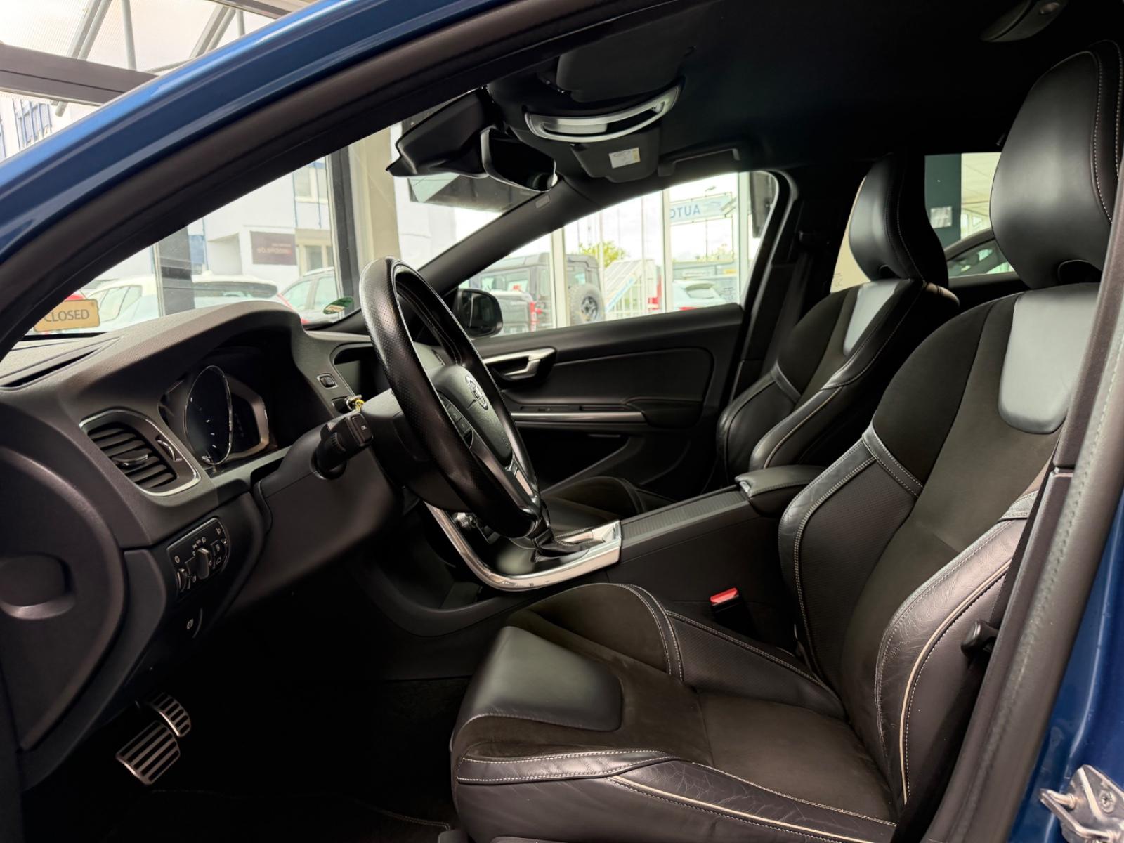 Volvo V60 D4 R Design Automatik NAVI SHZ PDC 18 ZOLL