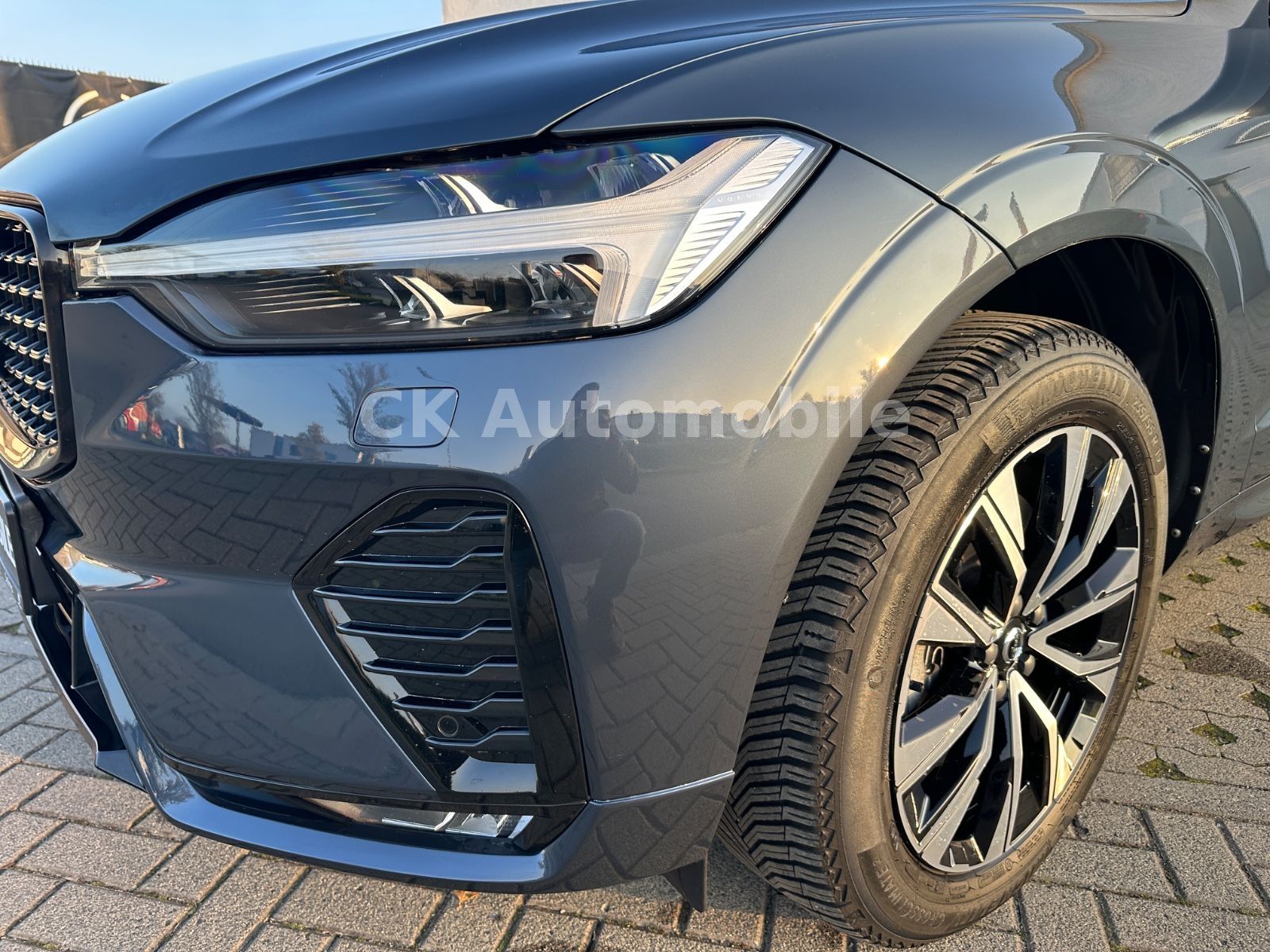 Fahrzeugabbildung Volvo XC60 B4 Plus Dark AWD/BLIS/Navi/LED/Kamera/AHK