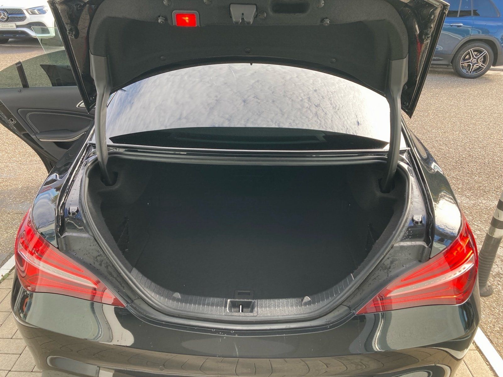 Fahrzeugabbildung Mercedes-Benz CLA 200 Urban*Panorama*Kamera*AHK*LED*Standheiz*