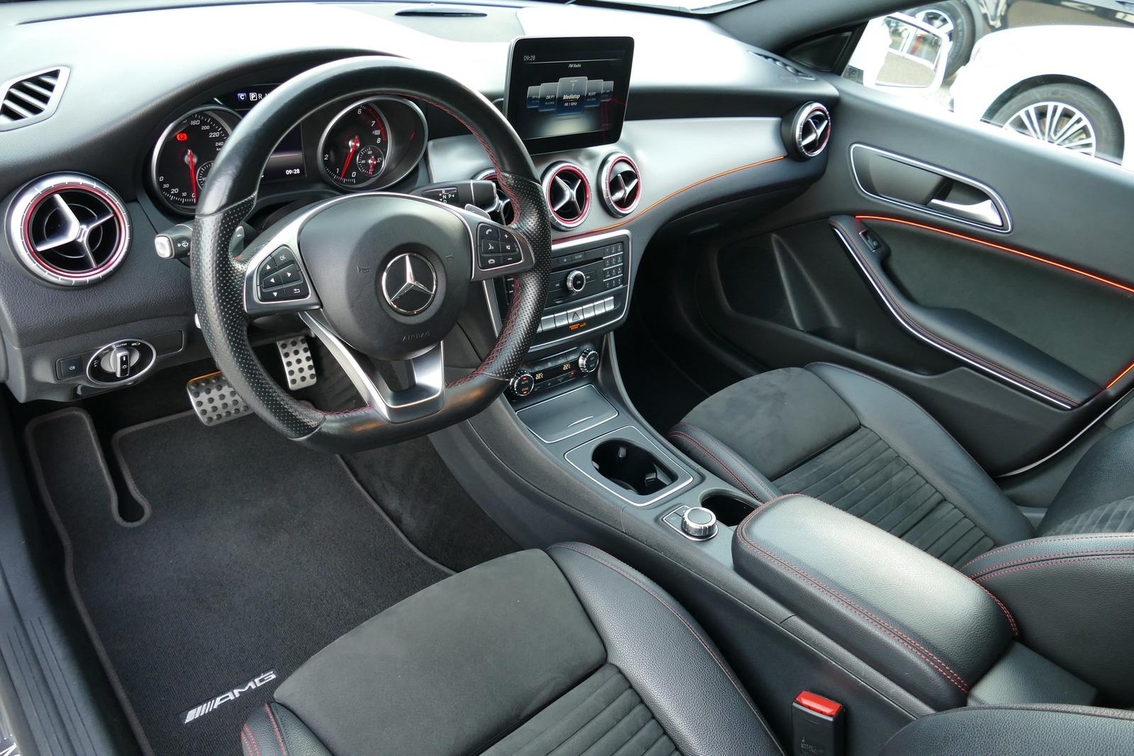 Mercedes-Benz CLA 200 AMG Line LED Navi Panorama Tempomat PDC