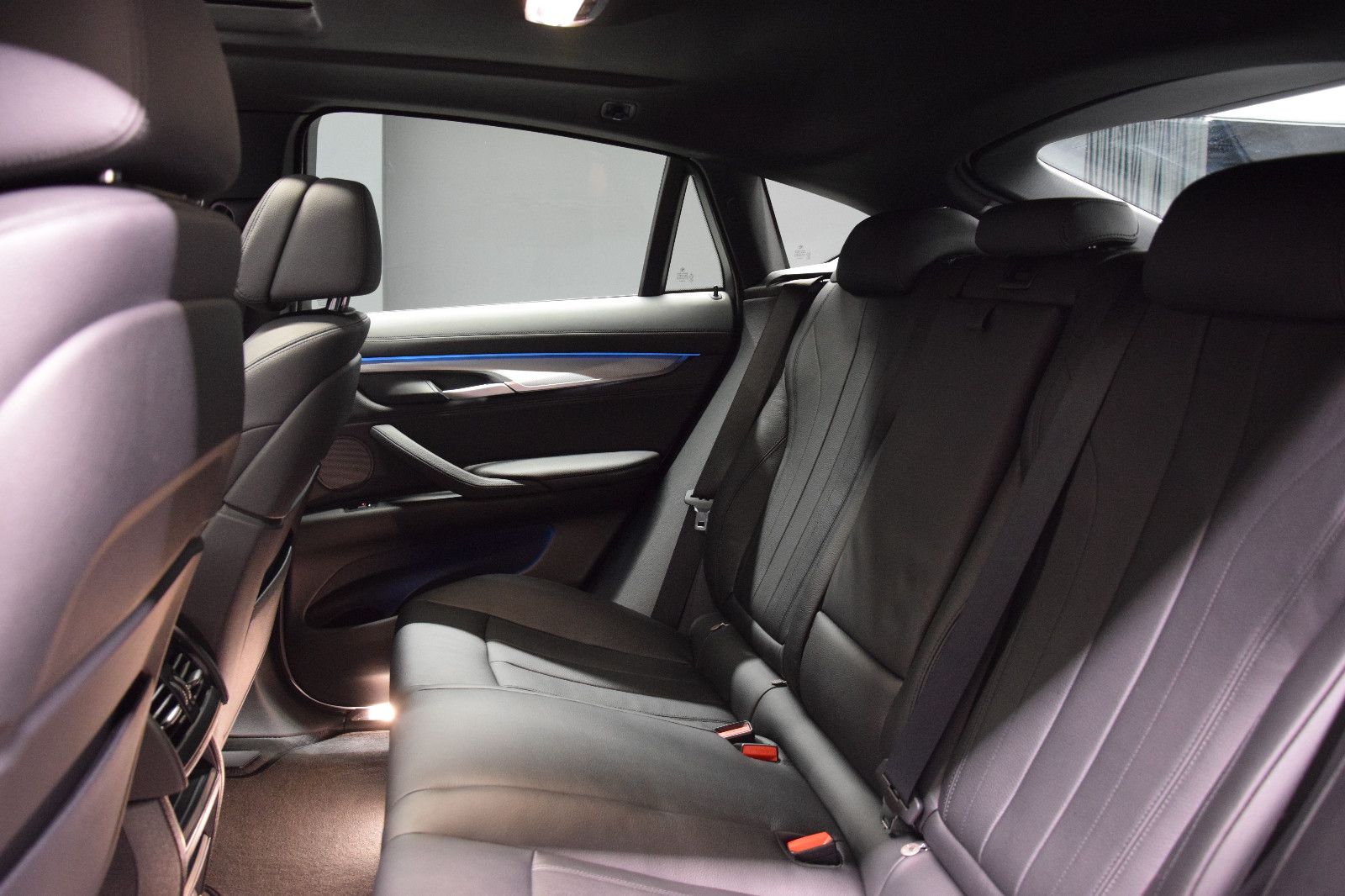 Fahrzeugabbildung BMW X6 M50 HUD TV 360 Pano Memory Sitzlüftung H&K