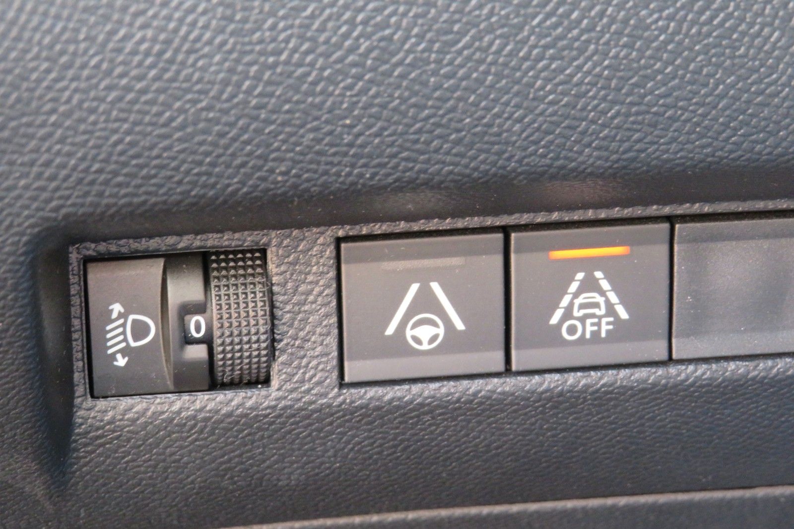 Fahrzeugabbildung Peugeot 2008 e- ALLURE NAVI APP LED SITZH. KAMERA PDC