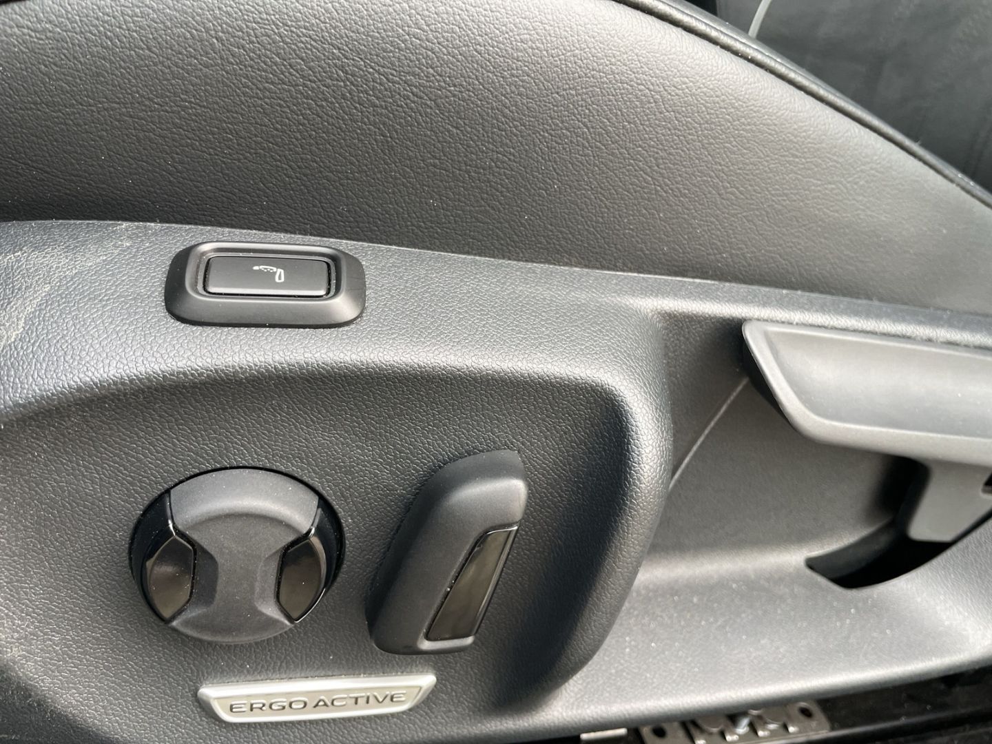 Passat Variant 1.5 eTSI Business AHK/360°Kamera