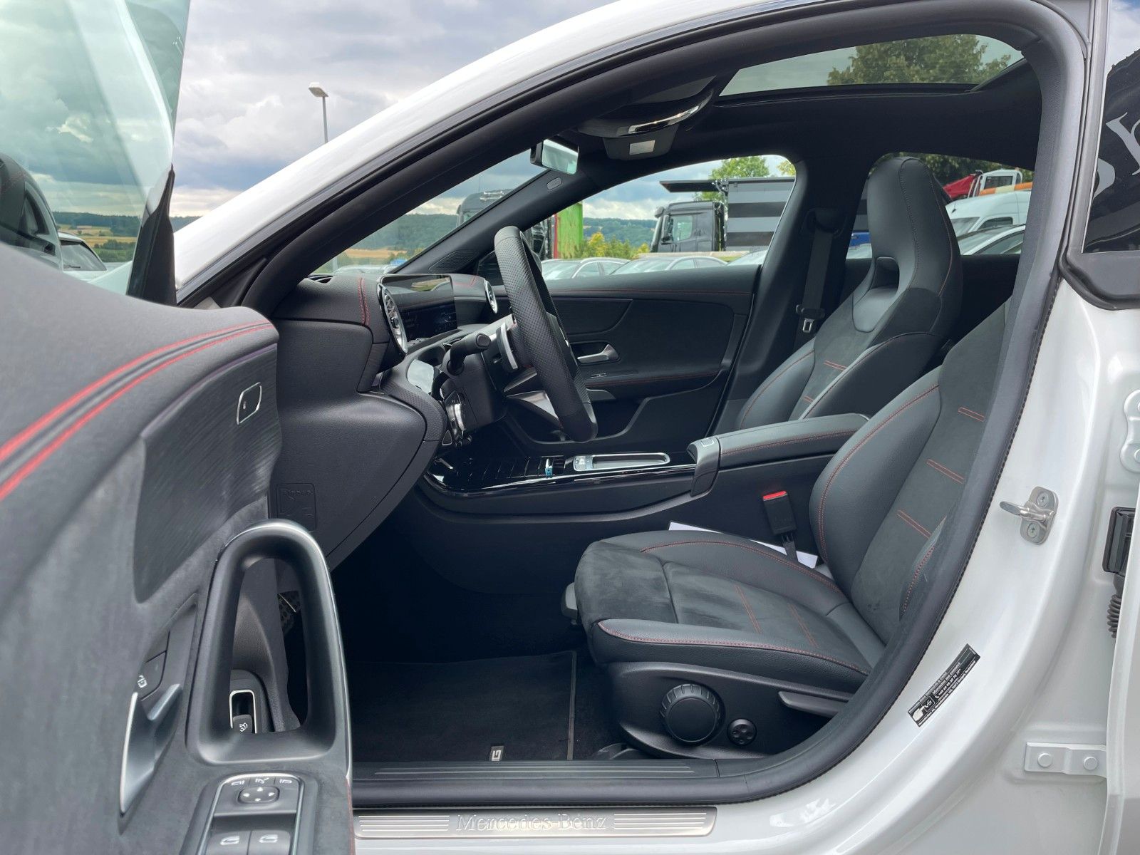 Fahrzeugabbildung Mercedes-Benz CLA 200 AMG Pano+R-Kamera+19"+TOTW+DISTR+MULITBE