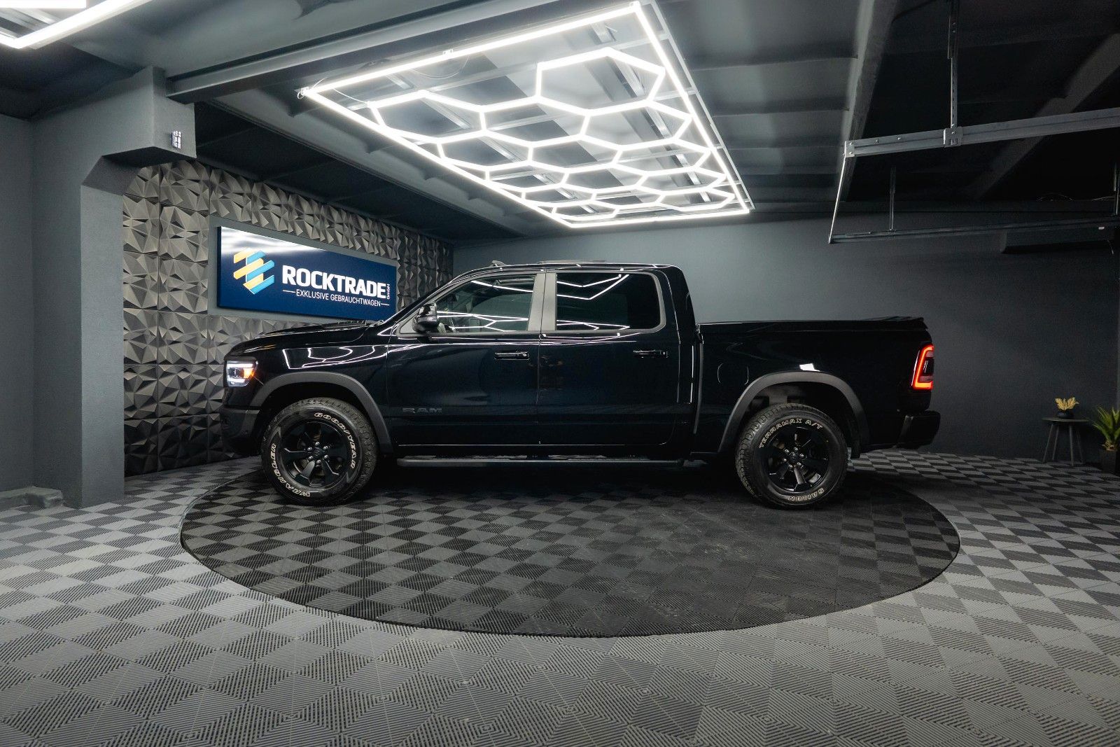 Fahrzeugabbildung Dodge RAM 5.7 V8 HEMI 4x4 REBEL OFFROAD Night AxleLock