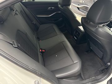 BMW 320i xDrive Limousine Sport Line DAB LED Shz