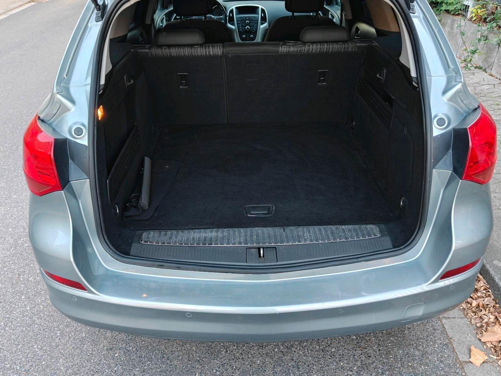 Opel Astra 2011 — photo 9